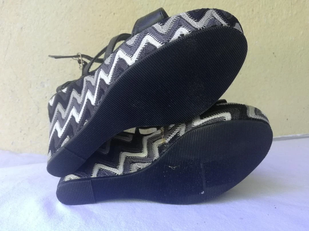 Sandalias negras de tacón compensado bicolor negro/gris talla 38-nuevas (defecto) – photo 13